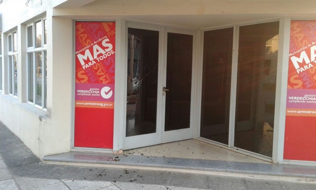 Rompieron-vidrio-municipalidad-Armstrong-