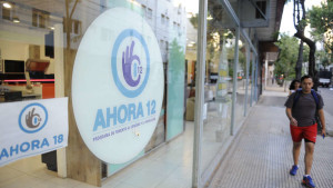 30 01 2017 Ciudad Autonoma de Buenos Aires, Argentina. Locales con Ahora 12 y Ahora 18 sobre Av Belgrano. FOTO PEDRO LAZARO FERNANDEZ