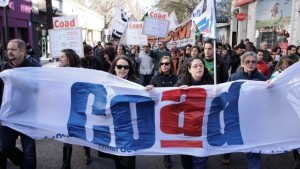 Los docentes universitarios de Rosario insisten con realizar una medida de fuerza por tiempo indeterminado, propuesta que elevarán formalmente ante la Conadu. Mientras tanto, se pliegan al paro lanzado por la Conadu Histórica para este miércoles.  “No hemos tenido respuestas que superen el 18 por ciento de aumento”, lamentó Laura Ferrer Varela, secretaria general de Coad, en diálogo con el programa Radiópolis de Radio 2. “Parece que el gobierno no está interesado en que la universidad tenga docentes que puedan vivir, por eso proponemos ir todos juntos para decirle a este gobierno que necesitamos un salario digno”, señaló.  La iniciativa del Consejo Directivo y el Congreso de Delegados de Coad es llevar, este jueves, al plenario de secretarios generales de la Conadu la propuesta de lanzar un paro por tiempo indeterminado en demanda de "respuestas oficiales" a los reclamos paritarios.  De cualquier modo, definieron que se plegarán a las medidas de fuerza que la Federación a nivel nacional resuelva en la reunión que se realizará el próximo miércoles 7.  Sin embargo, los docentes de la UNR estarán a la expectativa de lo que resuelvan otras federaciones a nivel nacional. En caso de que no sea Conadu la que lance una medida de fuerza, se convocará de forma inmediata a una votación a fines de resolver la adhesión o no de Coad. Vale recordar que el pasado lunes, el gremio local adhirió a la medida de fuerza lanzada por la Conadu Histórica de un paro de 24 horas.  A su vez, desde Coad, informaron a través de un comunicado su intención de “darle continuidad a la coordinación de acciones conjuntas –por ejemplo, clases públicas– con el movimiento estudiantil universitario”. En esa dirección, lanzaron la invitación a participar del Festival por la Educación Pública el próximo 14 de junio.