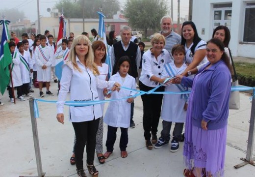 Clérici inauguró el pavimento frente a la escuela Rafael Figueroa.