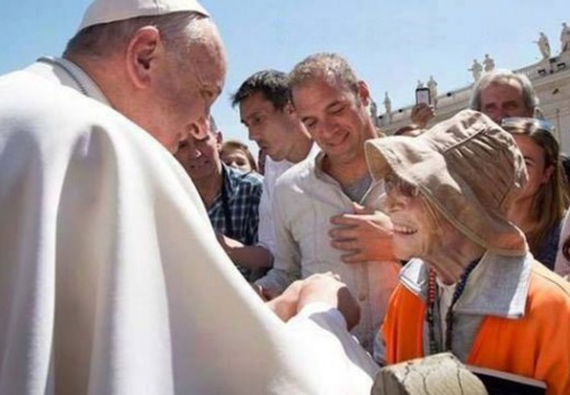 Abuela peregrina de 91 años se encontró con el Papa Francisco.