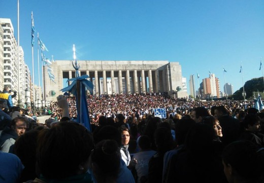 Más de diez mil alumnos primarios santafesinos juraron la bandera en el Monumento.