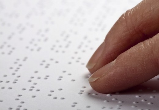 Reunión para editar un suplemento informativo impreso en braille.