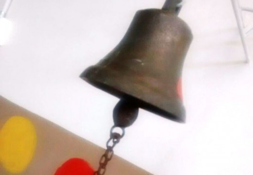 Apareció la campana original de la Esc. N° 600.