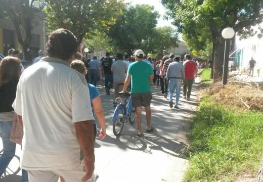 Las Rosas. Vecinos autoconvocados marcharon contra el paro municipal.
