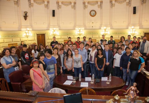Jóvenes debatieron sobre derechos, participación y su rol en democracia.