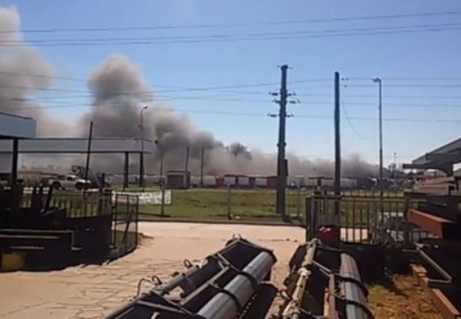 Incendio y explosión en una fábrica de máquinas agrícolas en Las Parejas.