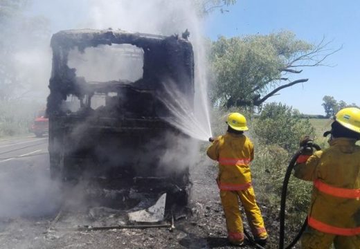 Se incendió un colectivo de pasajeros cerca de Casilda.