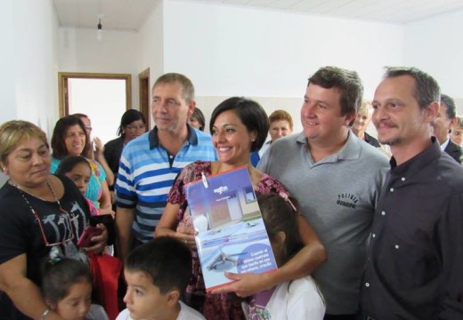 Compagnucci participo de la entrega de dos viviendas de UPCN en Las Parejas.