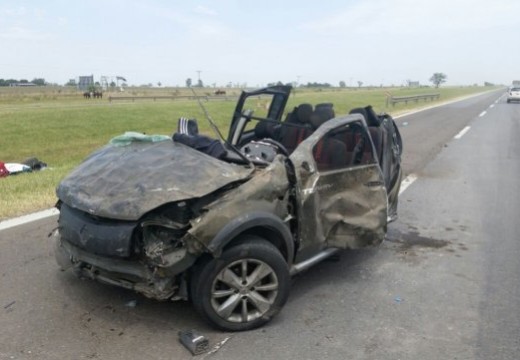 Cuatro jóvenes resultaron heridos en un grave accidente en la autopista a Córdoba.