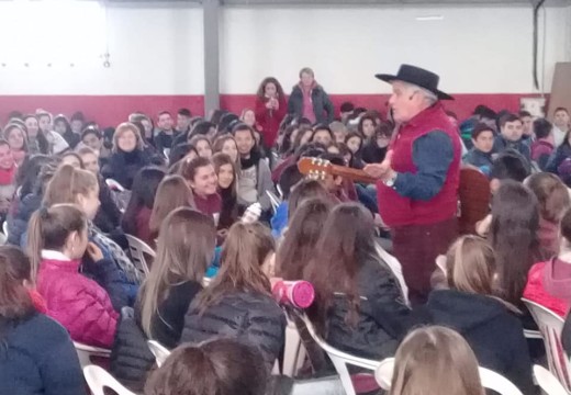 Orlando Vera Cruz ofreció una charla a alumnos secundarios de Armstrong y Tortugas.
