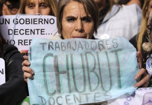 Paro nacional docente tras la agresión a maestros en Chubut.