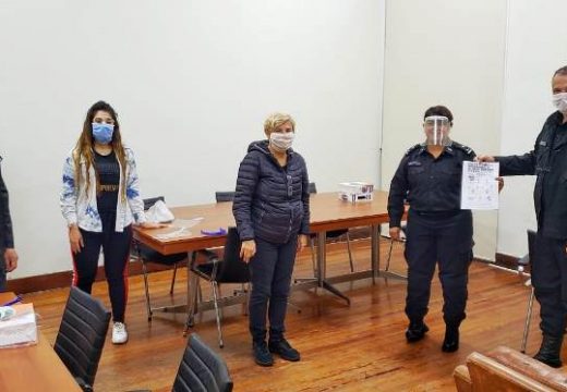 La intendenta Clerici entrego máscaras faciales a Bomberos y Policías.