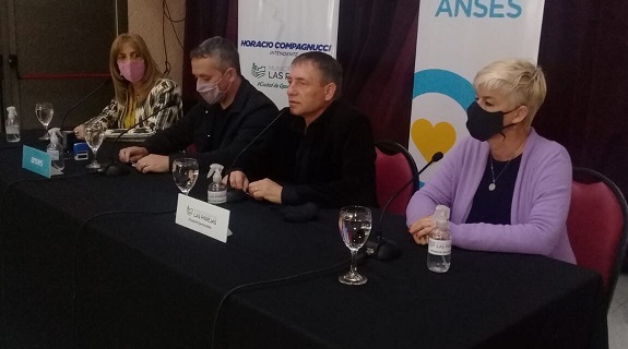Firma de convenio para el funcionamiento de ANSES en Las Parejas.