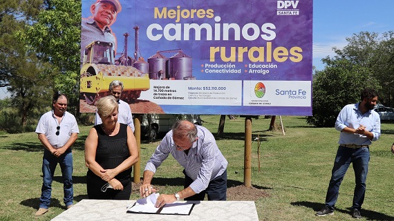 Caminos de la Ruralidad: La provincia firmó convenios para mejorar trazas en Cañada de Gómez y Casilda.