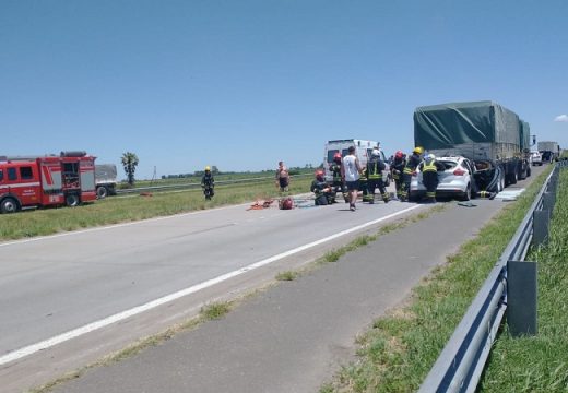 Accidente por alcance en AU9 km 378 entre un Ford Focus y un camión.