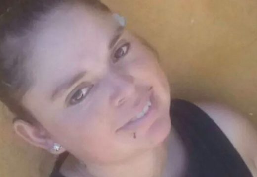 Mataron a puñaladas a una joven en Carcarañá y buscan a su ex por el femicidio.
