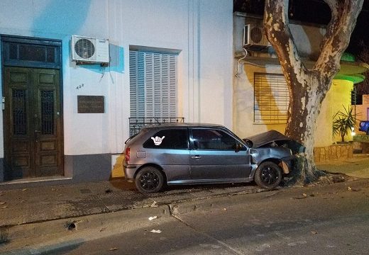 Cañada de Gómez. Un auto se estrelló contra un árbol y tres ocupantes resultaron con lesiones.