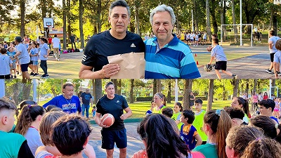 Hugo Sconochini participó de jornada de básquet junto a chicos de los clubes de su ciudad.