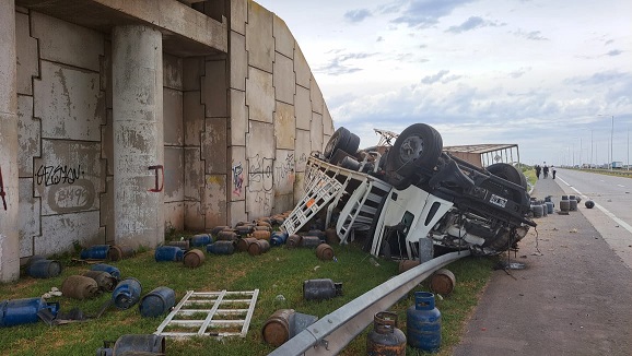 Armstrong. Fatal accidente en autopista Km 383 mano Rosario-Córdoba.
