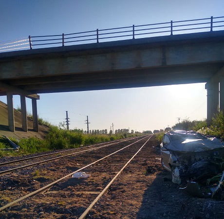 Armstrong. Un auto cayó del puente ferrocarril Ruta 178.