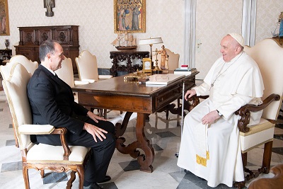 Rasetto mantuvo una audiencia privada con el Papa Francisco en el Vaticano.