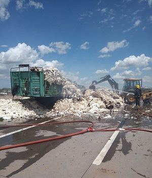 Armstrong. Se incendió camión que transportaba algodón en el Km 384.