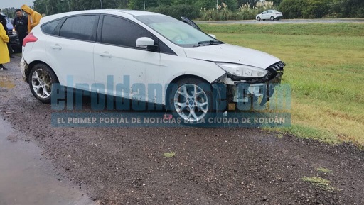 El presidente comunal de Correa despistó con su auto en la autopista a la altura de Puerto Roldán.