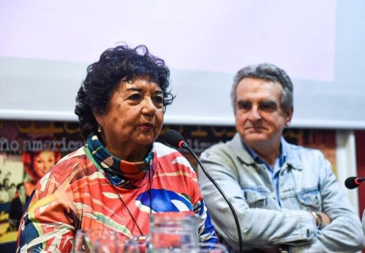Dora Barrancos junto a Agustín Rossi en la Facultad de la Militancia.