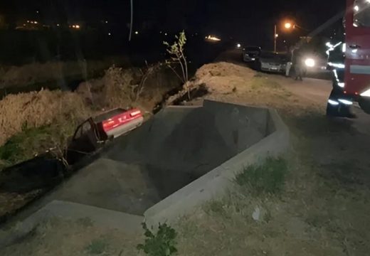 Un auto cayó a la altura de Cañada de Gómez durante la madrugada del domingo.