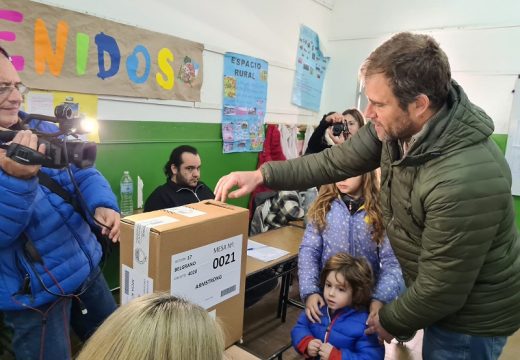 El Ing. Guillermo Luzzi votó antes del mediodía.