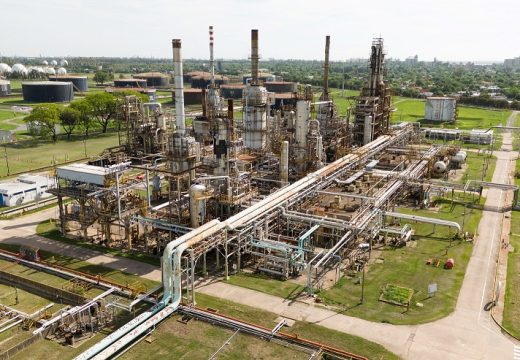 Buscan reactivar refinería YPF San Lorenzo para producir biocombustible de aviones.