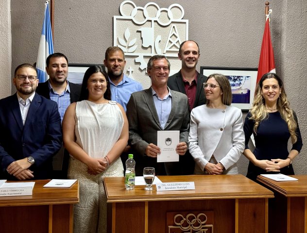 Este Martes por la tarde, en la sala de sesiones del Concejo Municipal de Armstrong, se llevó a cabo el Acto de Jura de la nueva Constitución de la Provincia de Santa Fe. La ceremonia fue encabezada por el Intendente Guillermo Luzzi y el Presidente del Concejo Alejandro Pertusatti. Luego del izamiento de la bandera y la entonación del Himno Nacional Argentino, hizo uso de la palabra el Presidente del Concejo brindando reflexiones relacionadas al proceso de sanción de la renovada carta magna reformada y sancionada el pasado 10 de diciembre. El Senador Departamental Pablo Verdecchia le tomó juramento al Intendente Luzzi, mientras que este último lo hizo con Pertusati. Acto seguido juraron los Concejales Luz Marina Fischer (vicepresidenta 1ª), Noelia García, Emiliano Gramigna, Carla Revignolo y Jesus Urquía, quienes ratificaron su fidelidad y respeto a la nueva Constitución que ya se encuentra vigente.