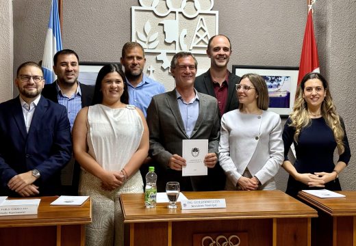 Histórico: Intendente y Concejales juraron la nueva Constitución Provincial.