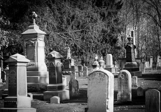 Misterio y Temor en Armstrong: Captan a un hombre arrojando tierra sobre una camioneta.