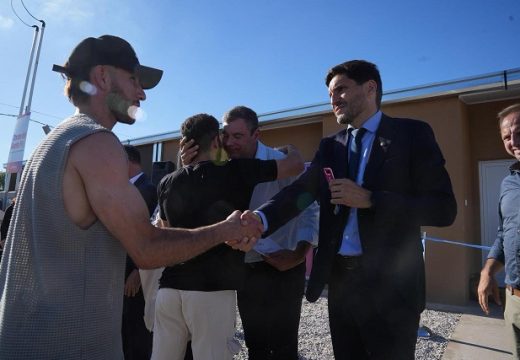 Pullaro entregó viviendas en Villa Eloísa y valoró la eficiencia del Estado para llevar adelante obra pública.