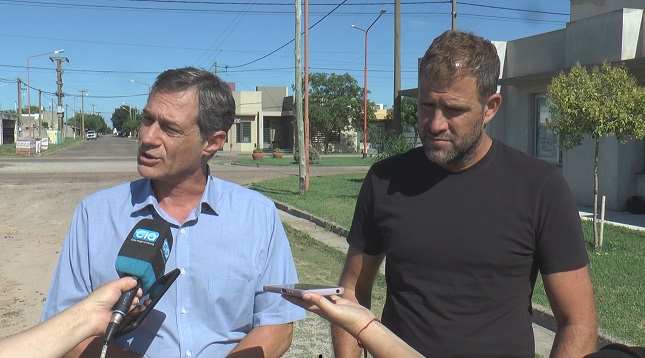 Armstrong: Luzzi y Verdecchia recorrieron la obra de cloacas en Barrio Sueños del Sur que ya alcanza un 25% de avance.