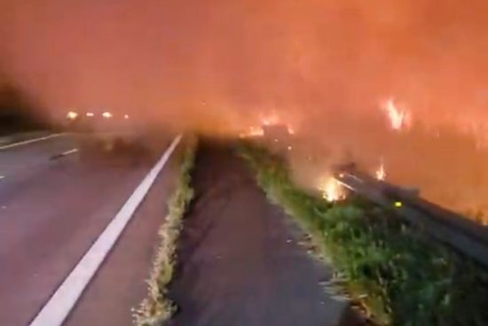 Importante incendio de banquina en la Autopista: Varias dotaciones trabajaron durante la madrugada.