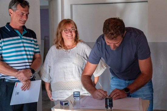 Armstrong. Firma comodato Municipalidad-SAMCo.