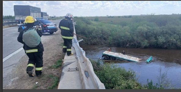 Un camión cayó a un arroyo en la autopista Rosario-Córdoba y buscan a su chofer desaparecido.