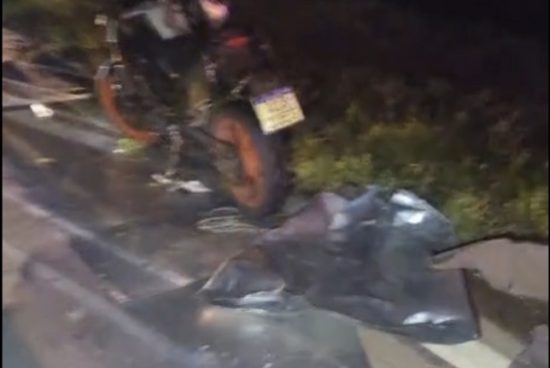 Accidente en la Autopista: motociclista herido tras la caída de carga de un vehículo.