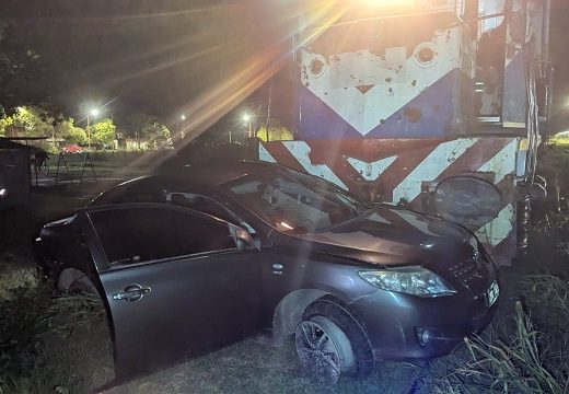 Armstrong. Colisión entre un tren y un automóvil en el paso nivel de calle La Plata.