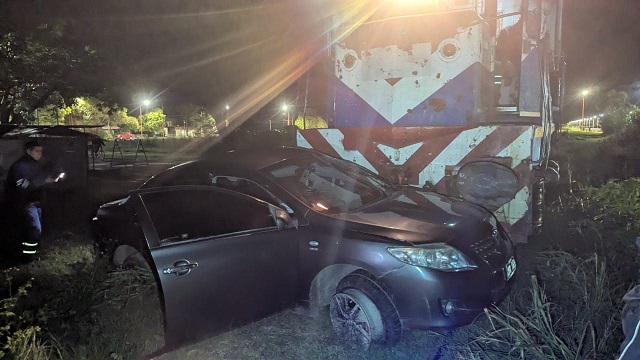 Armstrong. Colisión entre un tren y un automóvil en el paso nivel de calle La Plata.