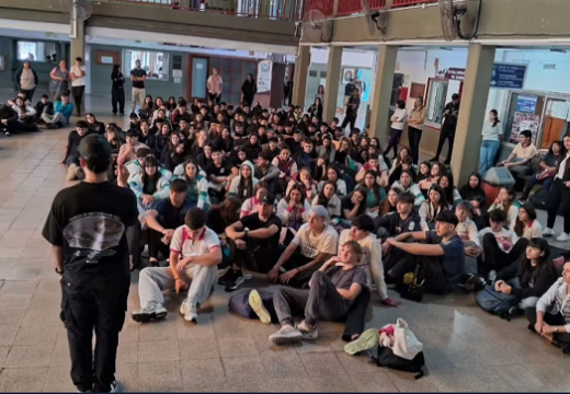 Armstrong. Concientización en las aulas: Ayrton Oviedo disertó sobre bullying y ludopatía digital en la escuela N°51.