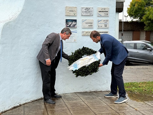 Armstrong honró a caídos y veteranos de Malvinas.