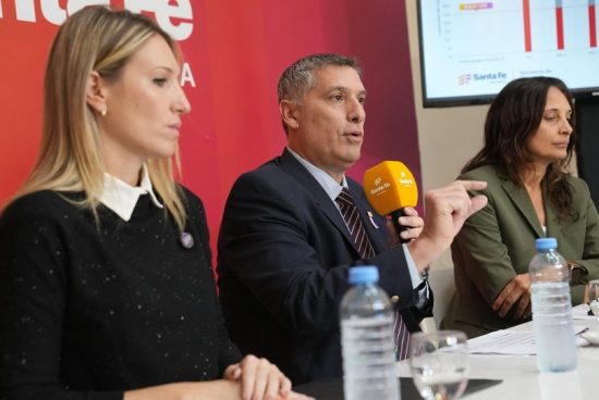 El gobierno de Pullaro lanza un plan para desendeudar a trabajadores privados y públicos.