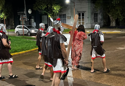 Armstrong renovó su fe y acompañó el Vía Crucis Viviente pese a las inclemencias climáticas.