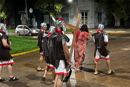 Armstrong renovó su fe y acompañó el Vía Crucis Viviente pese a las inclemencias climáticas.