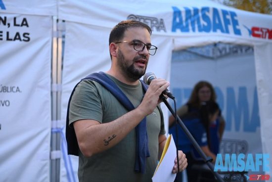 El concejal Emiliano Gramigna acompañó el reclamo docente en la «Carpa Blanca» de Armstrong.