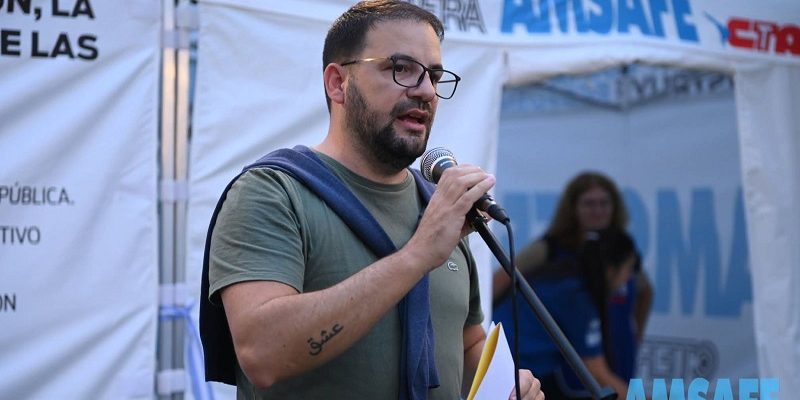 El concejal Emiliano Gramigna acompañó el reclamo docente en la «Carpa Blanca» de Armstrong.